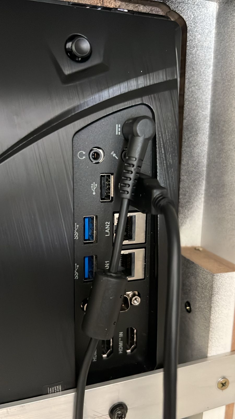 Cabos e botões do monitor